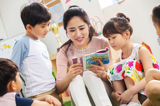 幸福希望亚洲人幼儿园老师给小朋友们讲故事图片