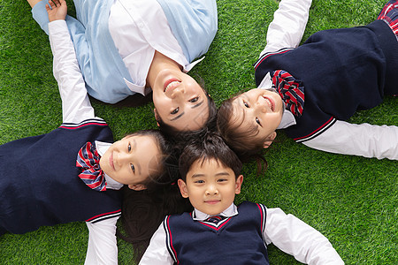 团结幸福亚洲小学生们躺在草地上图片