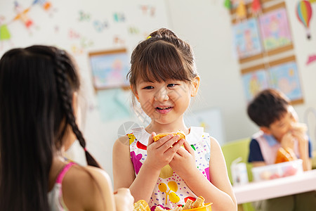 幼儿园小朋友用餐图片