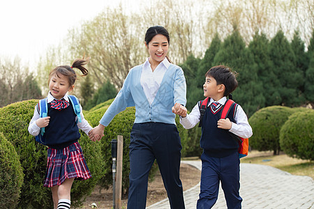 三个人学校幼儿园学生和老师图片