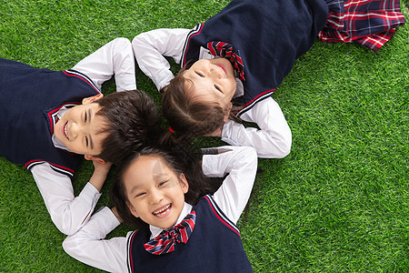 幼儿园同学户外小学生们躺在草地上图片