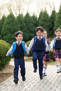 幸福玩耍全身像快乐的小学生图片