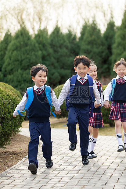 幸福玩耍全身像快乐的小学生图片