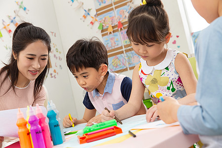 职业女生水平构图幼儿园老师和小朋友们图片