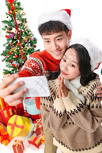 圣诞节青年情侣用手机照相图片