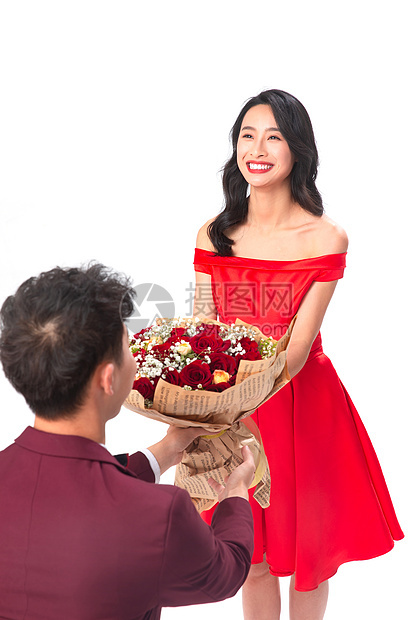 花束欢乐信心青年男人给女朋友送玫瑰花图片