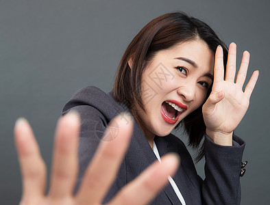 表现消极张着嘴女抓狂的青年女人图片