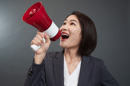 张着嘴成年人摄影青年女人拿着扩音器高清图片