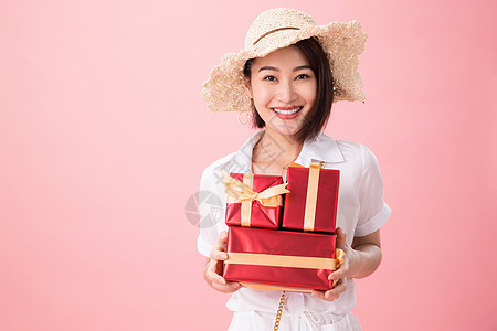 抱着盒子欢乐青年女人拿着礼品盒图片