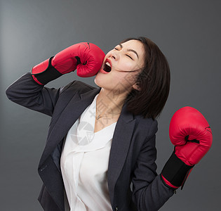 黑色背景青年人发泄青年女人练拳击图片