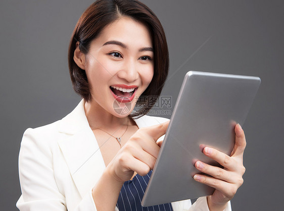 白领电脑商务兴奋的青年女人图片