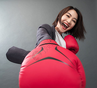 彩色图片背景分离肖像青年女人练拳击图片