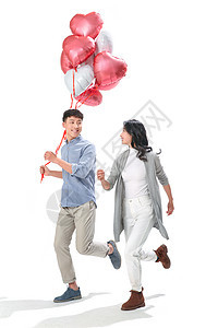 幸福情人节垂直构图浪漫情侣拿着心形气球图片