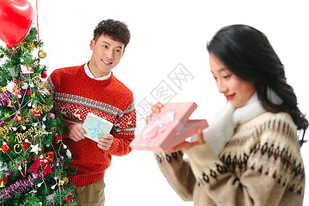 惊喜面部表情水平构图青年男人送女朋友圣诞礼物图片