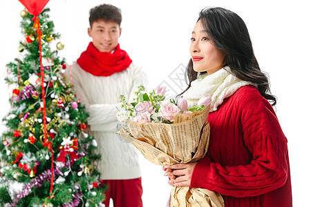 户内亚洲人节日青年男人给女朋友送鲜花图片