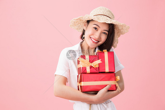 青年女人拿着礼品盒图片