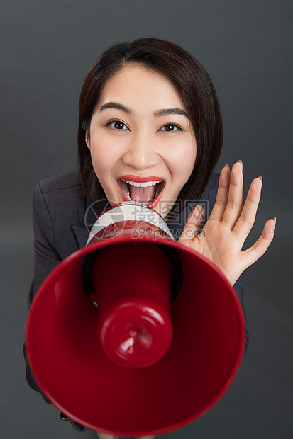 青年商务女人拿着扩音器图片