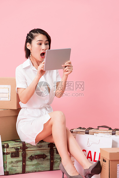 青年女人双十一购物图片