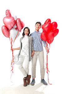 摄影青年男人全身像浪漫情侣拿着心形气球图片