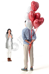 满意惊喜乐趣浪漫情侣拿着心形气球图片