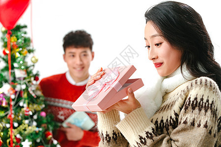 水平构图捉迷藏节日青年男人送女朋友圣诞礼物图片