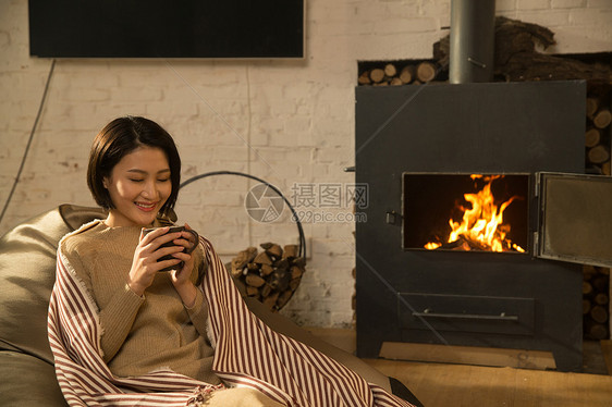 休闲生活毯子水青年女人坐在房间里图片