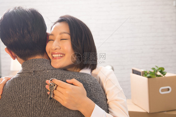 高兴幸福亚洲人年轻夫妇拥抱图片