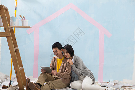 家装快乐搂着年轻夫妇装修房子图片