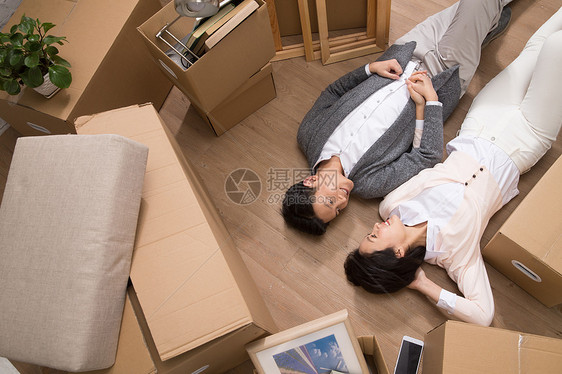 人成年人女人年轻夫妇躺在地板上图片