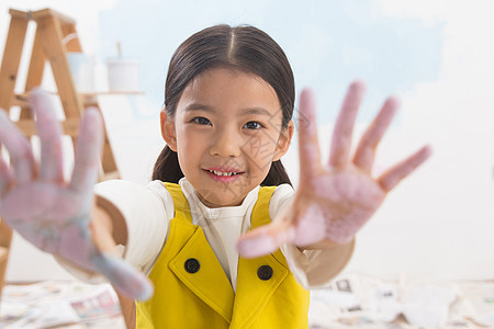 高兴彩色图片5到6岁满手涂料的小女孩图片