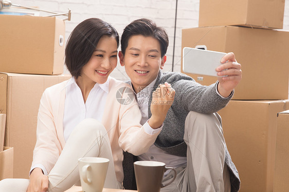 网红年轻夫妇用手机拍照图片