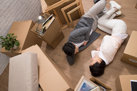 住宅房间家庭生活创造力年轻夫妇躺在地板上图片