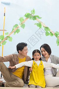 开端亚洲人舒适快乐家庭装修房子图片
