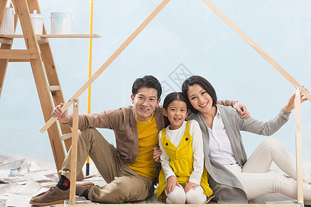 油漆三个人夫妇快乐家庭装修房子图片