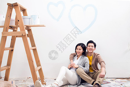 倚靠彩色图片亚洲人年轻夫妇装修房子图片