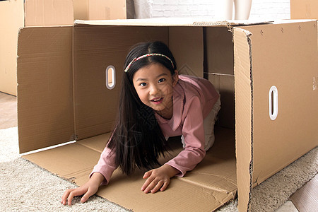 开端居室活力小女孩藏在纸箱里图片