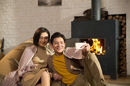 起居室亚洲人亚洲浪漫情侣用手机拍照图片