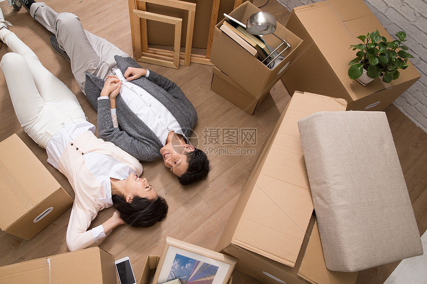 挨着装修20多岁年轻夫妇躺在地板上图片