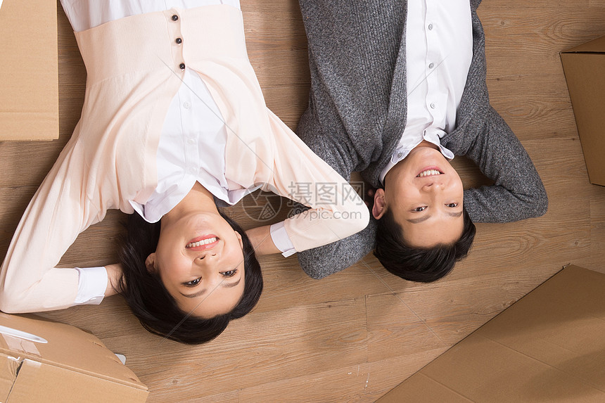 家庭生活住宅房间和谐年轻夫妇躺在地板上图片