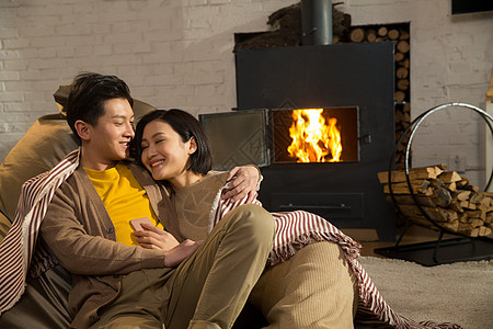 伴侣家庭斜靠壁炉亲密浪漫情侣背景