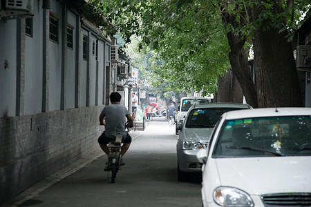 骑自行车大城市北京胡同图片