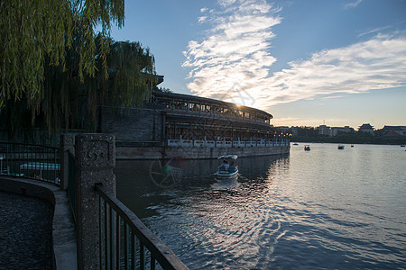 北京大楼建筑无法辨认的人交通方式北京北海公园背景