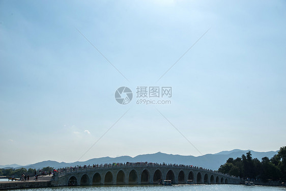 大量人群户外文化北京颐和园十七孔桥图片