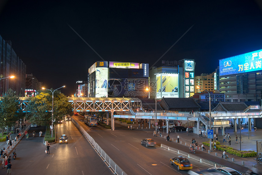 城市现代化汽车北京商业街夜景图片