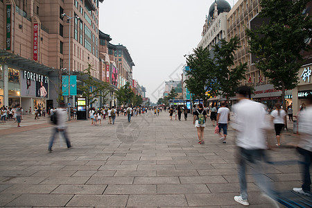 旅行者高层建筑北京王府井大街背景图片