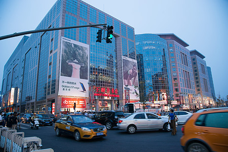 户外灯大量人群步行街旅游北京王府井大街背景
