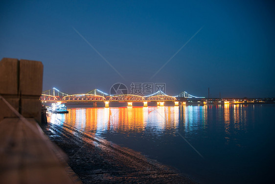 连接度假胜地风景辽宁省丹东城市夜景图片