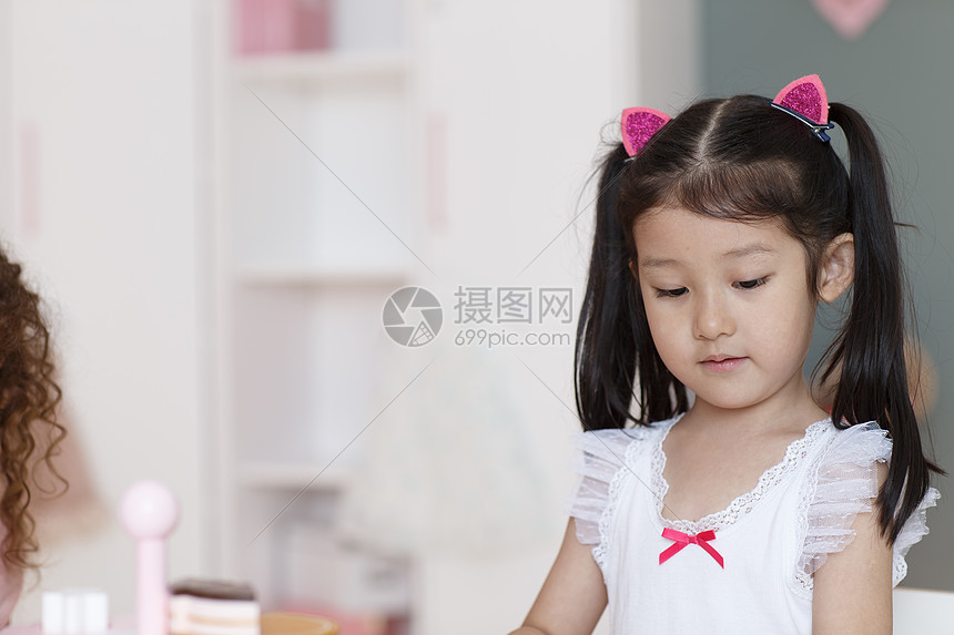 家居生长仅女孩可爱的小女孩在儿童房图片