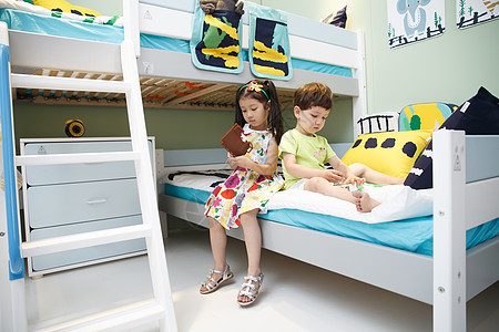 休闲活动健康的床上用品儿童在床上玩耍图片