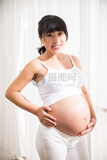 怀孕自信舒适幸福的孕妇图片